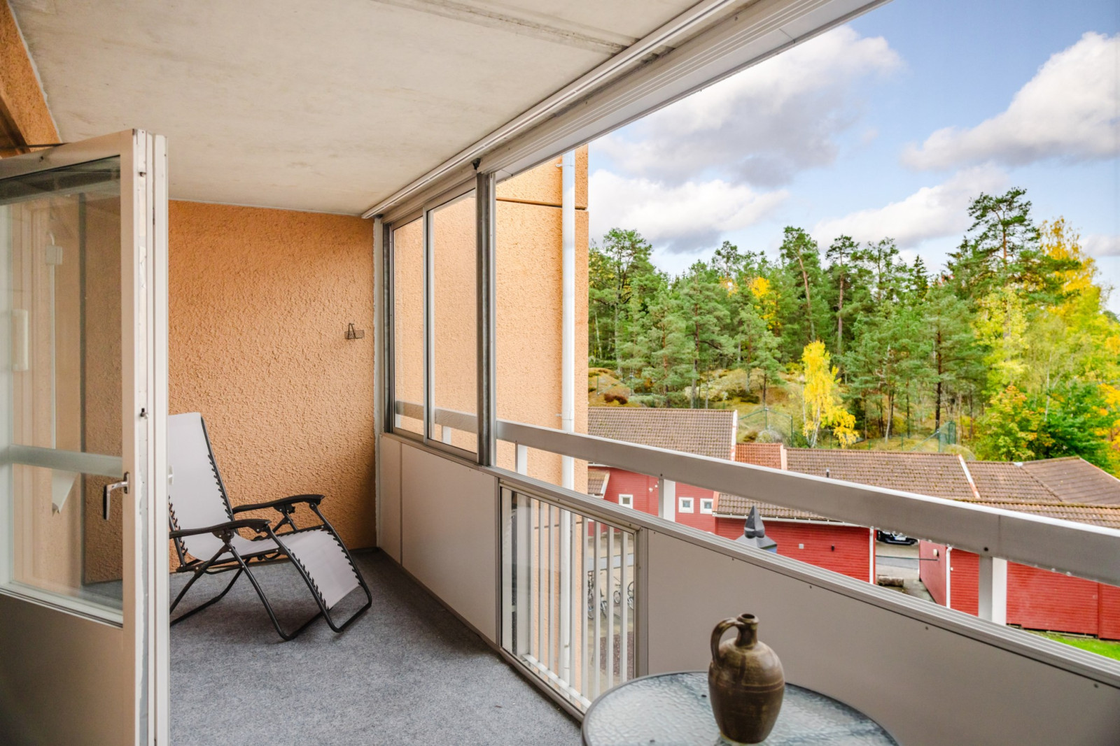 Solig balkong mot innergården Bergsvägen 1C