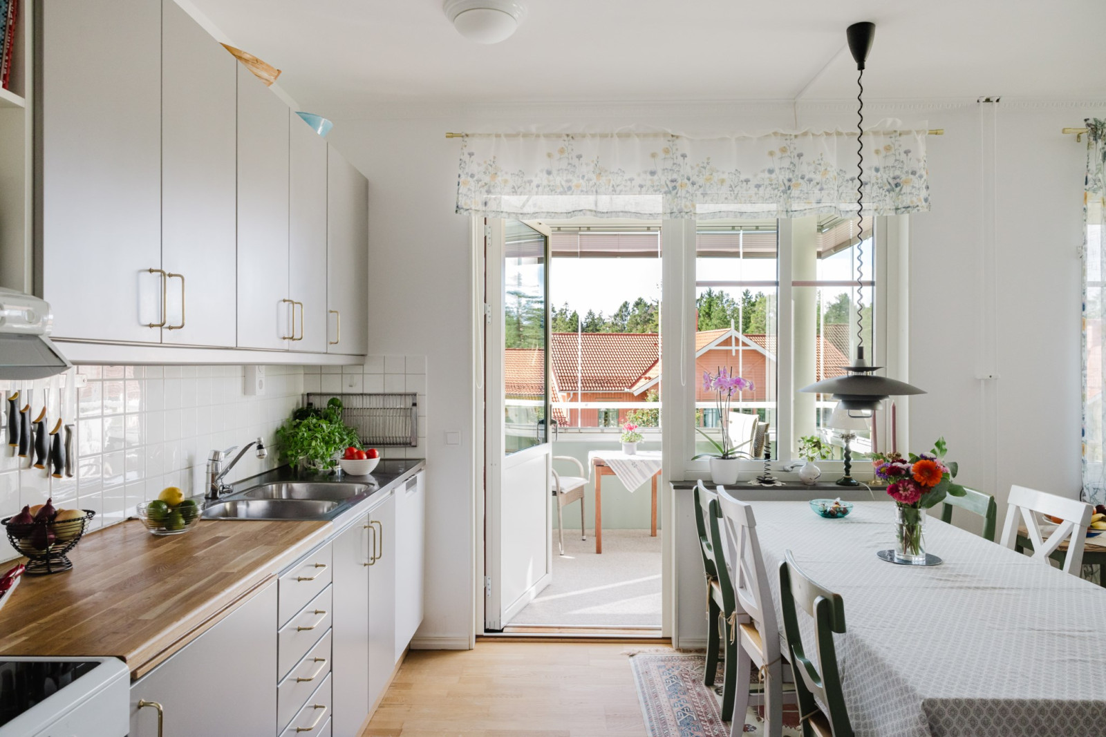 Kök med utgång till inglasad balkong Skogsrovägen 3