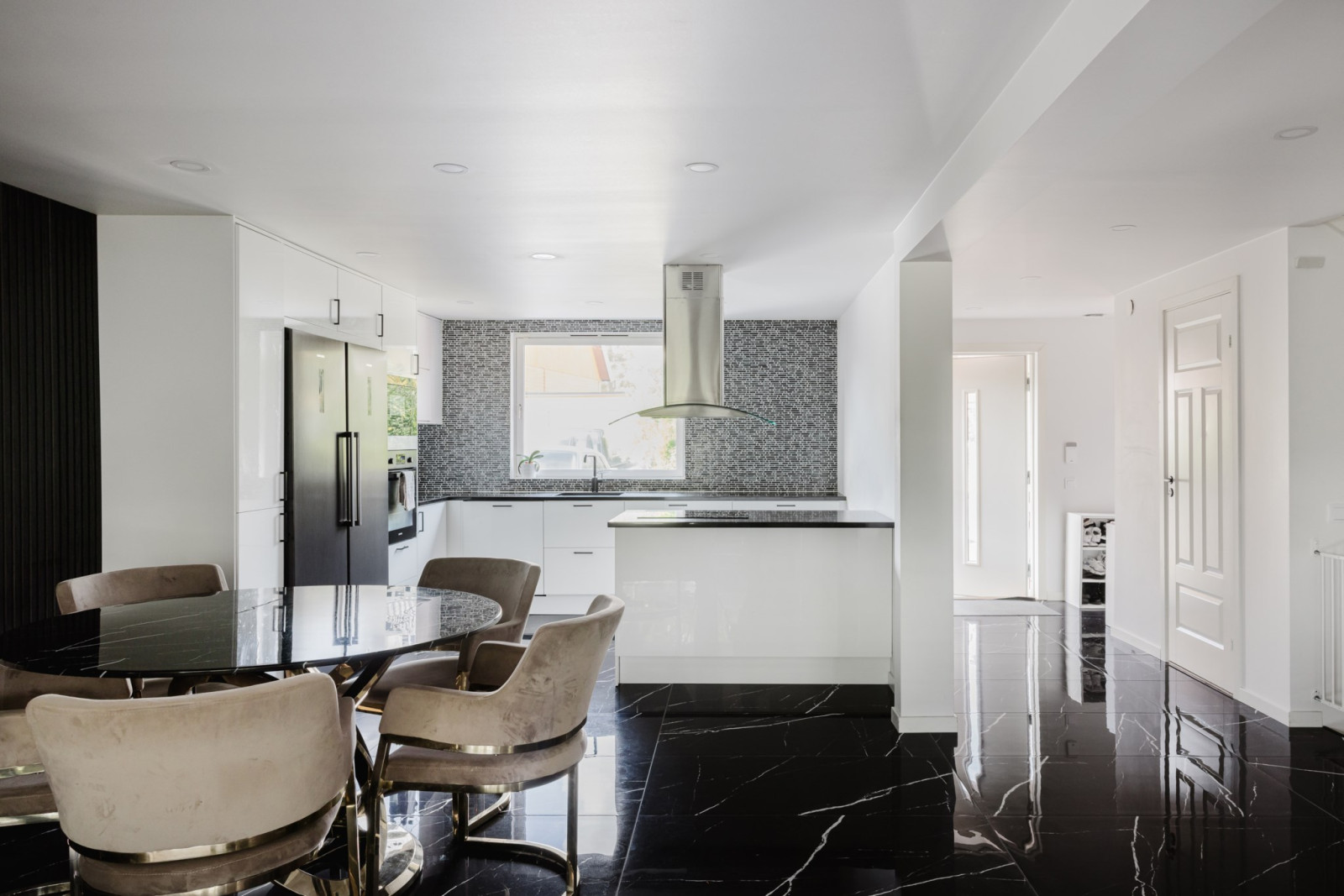 Kök och hall från vardagsrum Hökstigen 10