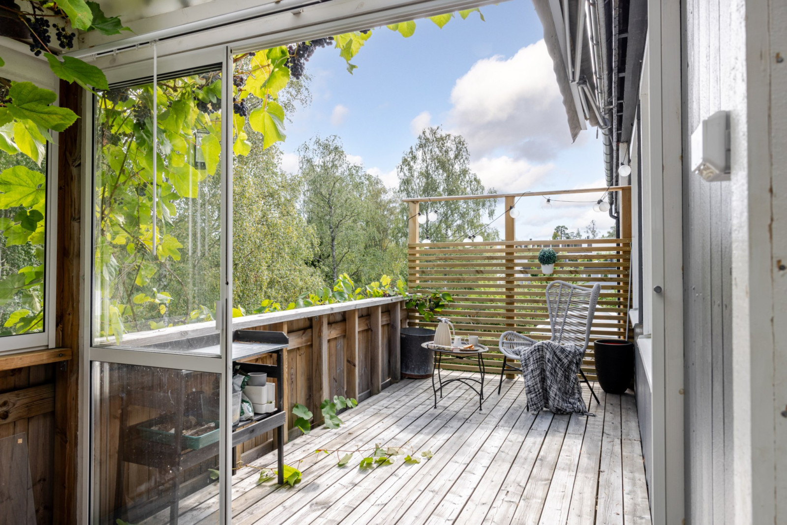 Stor balkong som vetter mot lummig grönska Fjärilstigen 90