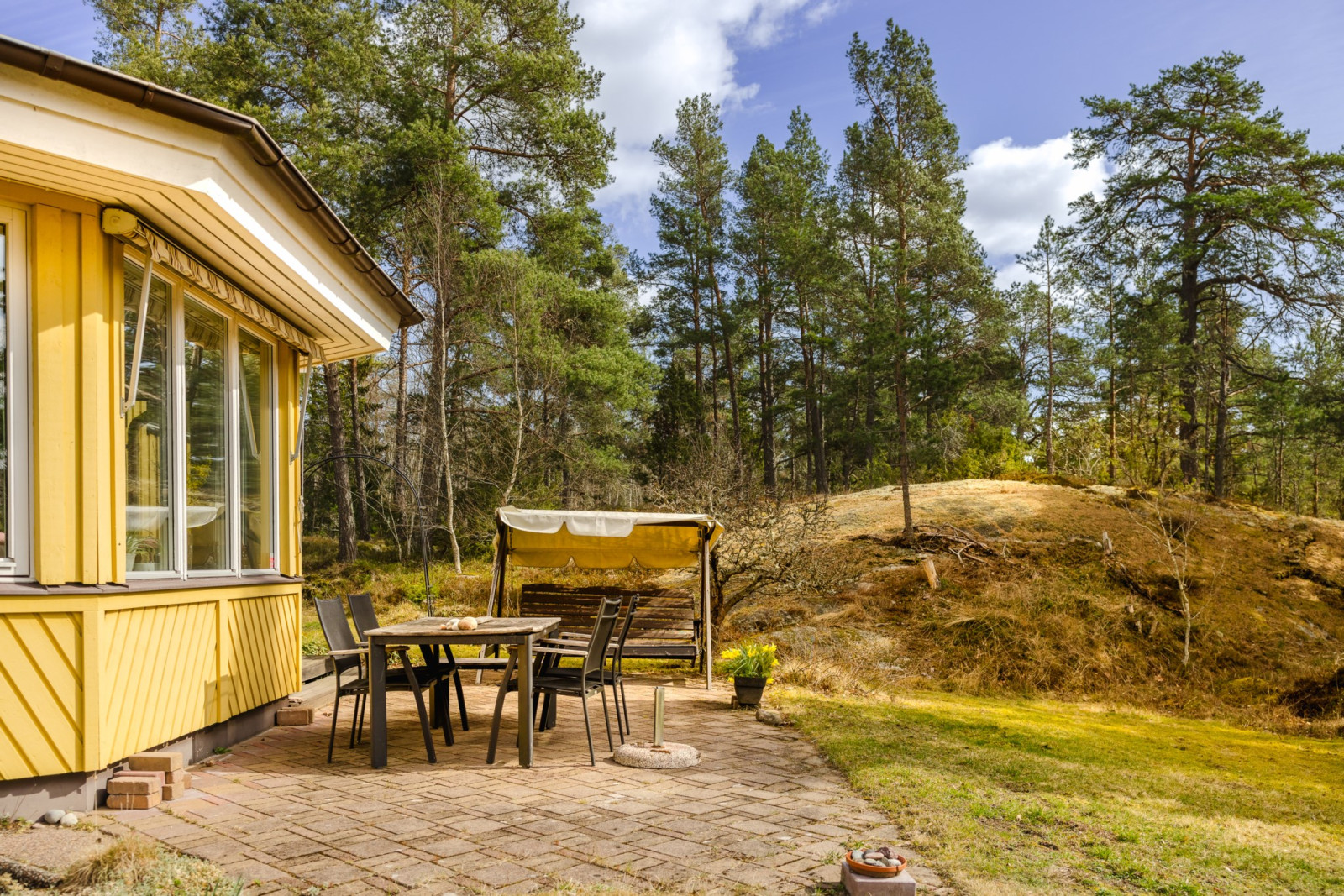 Solig baksida mot allmänning Vinkelbacken 11