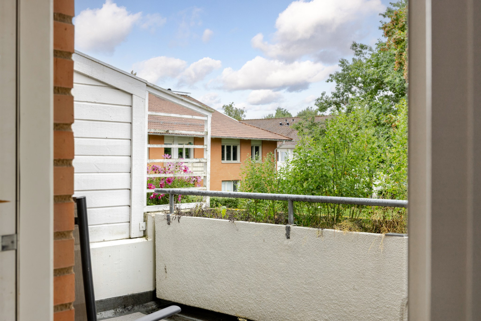 Utsikt mot terrass och grönska Mosshagestigen 218