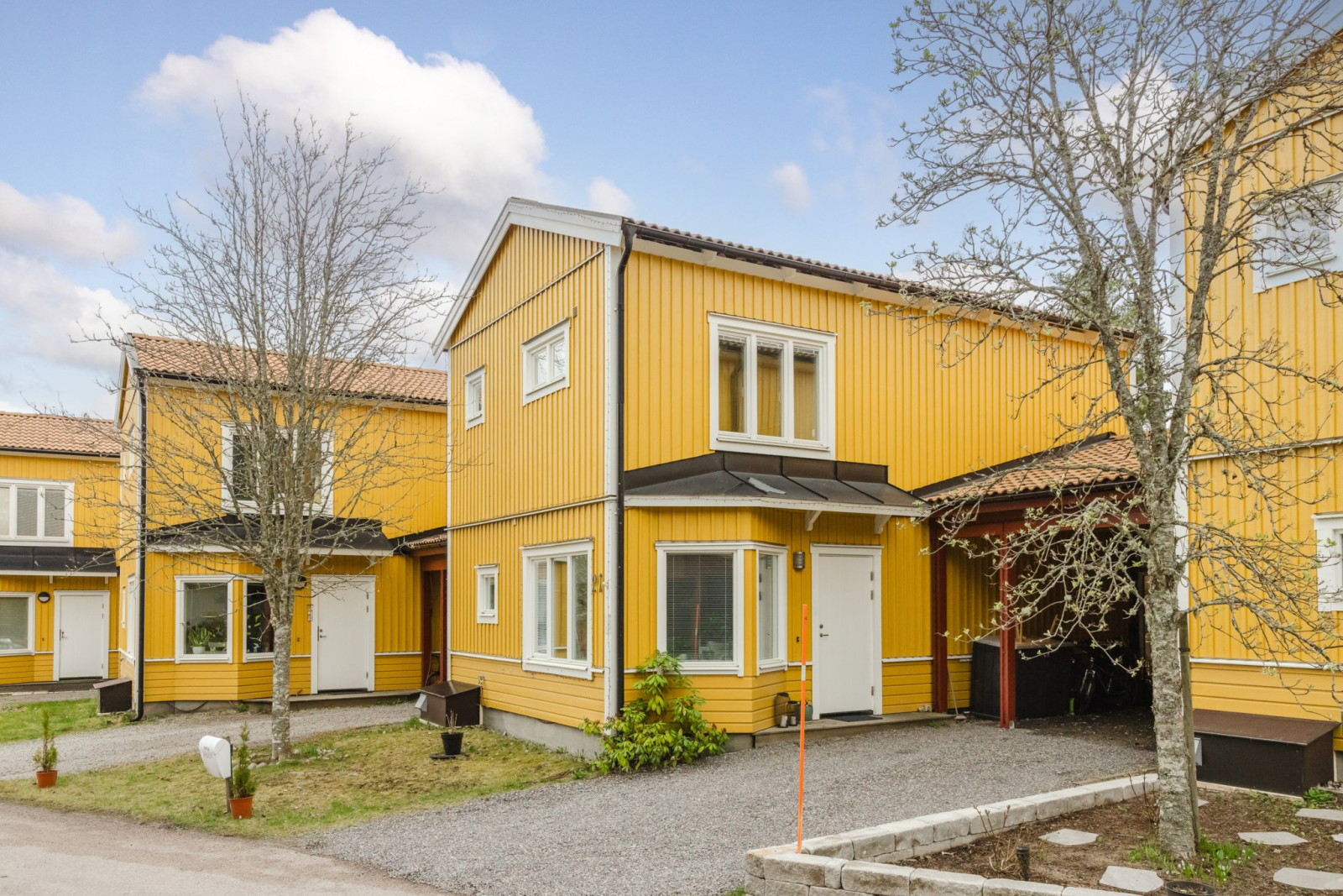 Framsida med uppfart och carport Högbackavägen 21