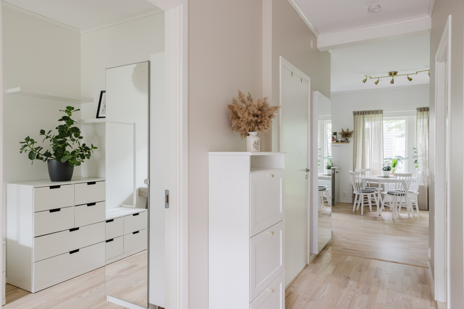 Hall mot sovrum och kök Hagavägen 6D