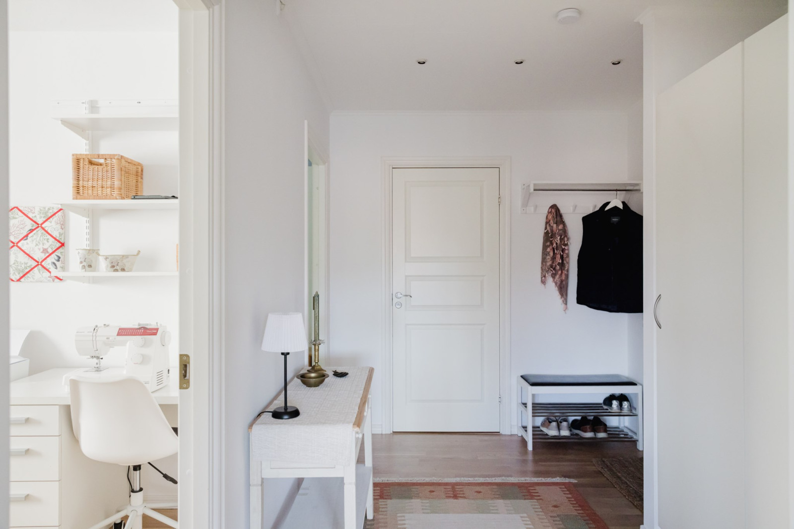 Hall mot badrum Skogsrovägen 3