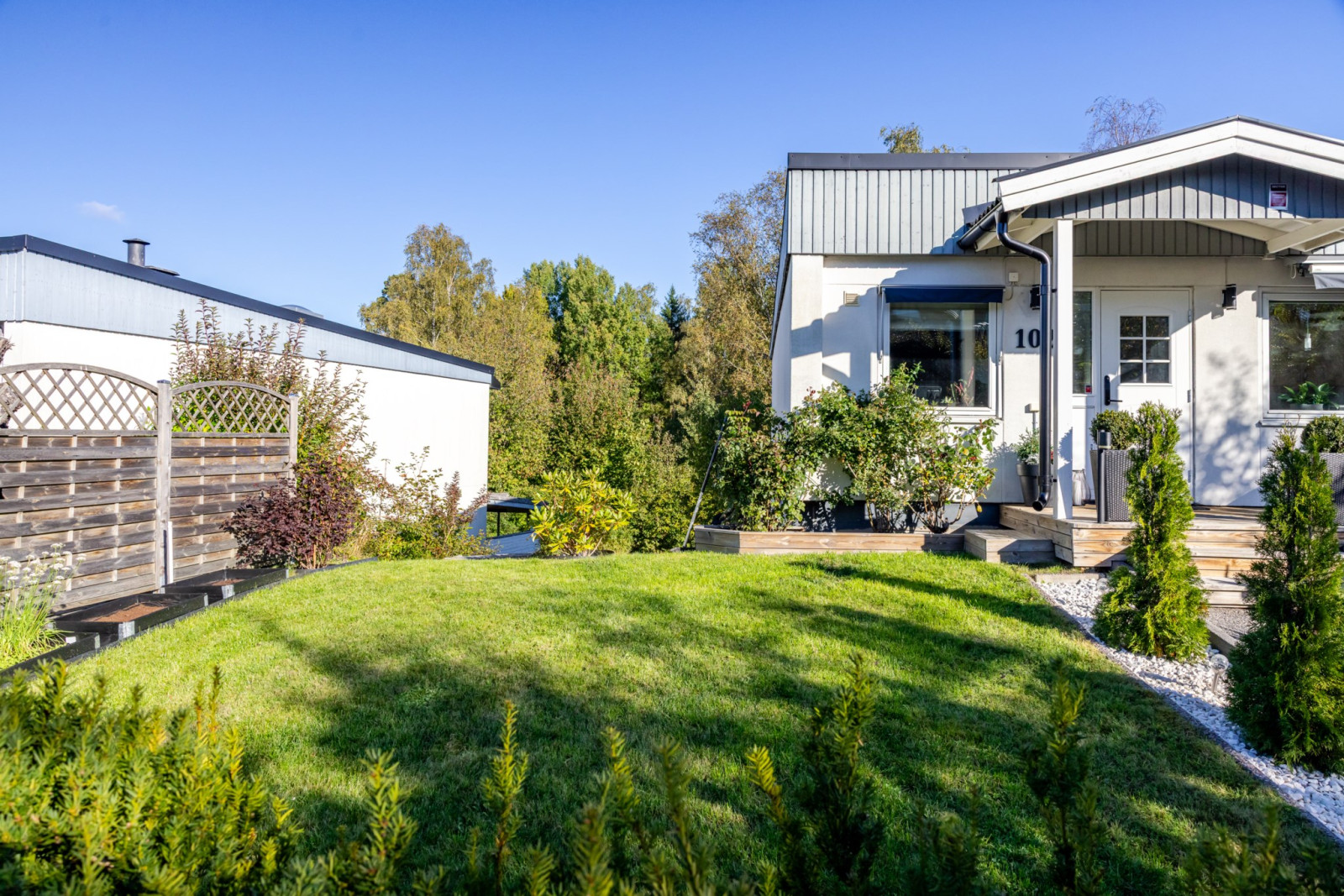 Välskött trädgård på husets framsida Fjärilstigen 102