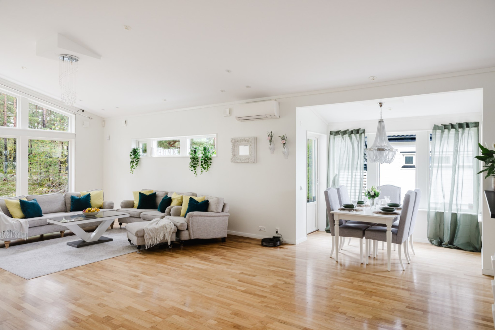 Vardagsrum och matplats Högvretsvägen 16