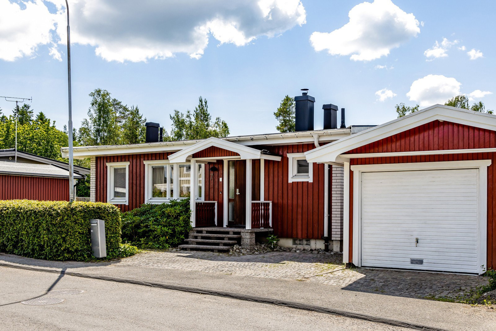 Exteriör och garage framsida Vinterstigen 7