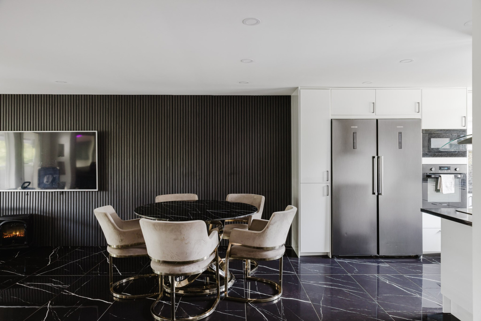 Dela av vardagsrum och kök Hökstigen 10