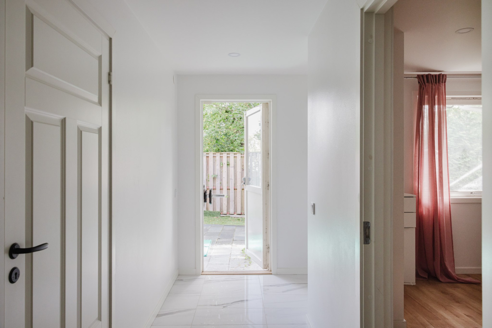 Hall med utgång till baksida Hökstigen 10