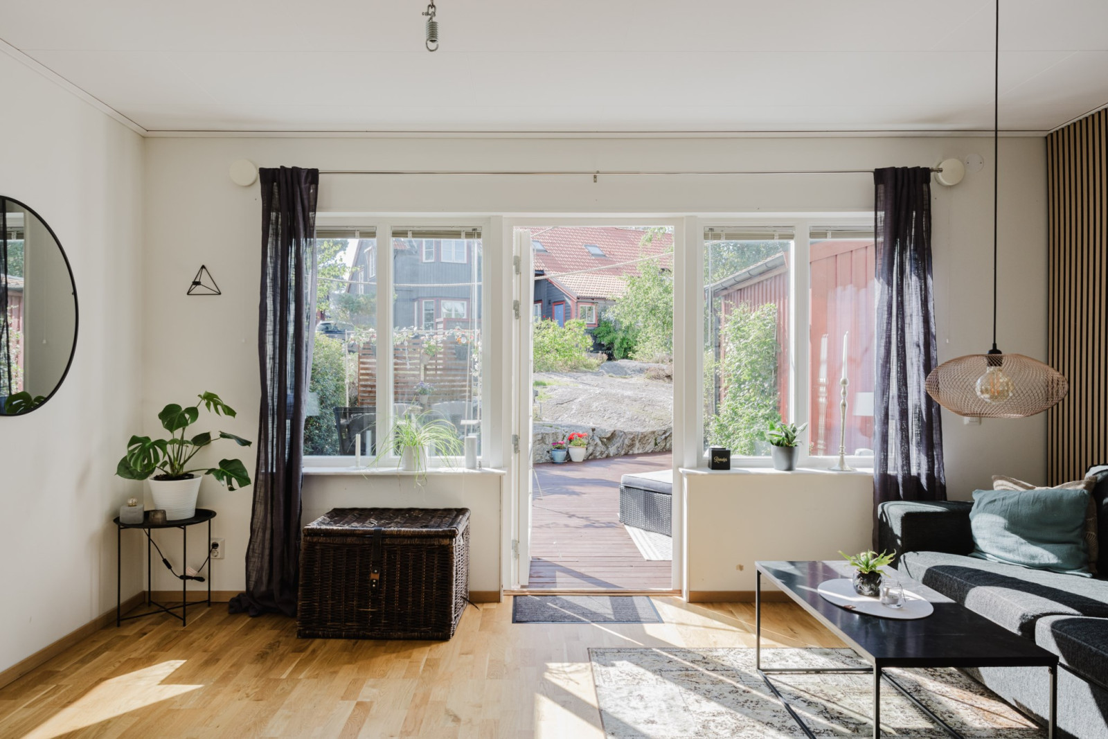 Vardagsrum med utgång till uteplats Högbackavägen 9