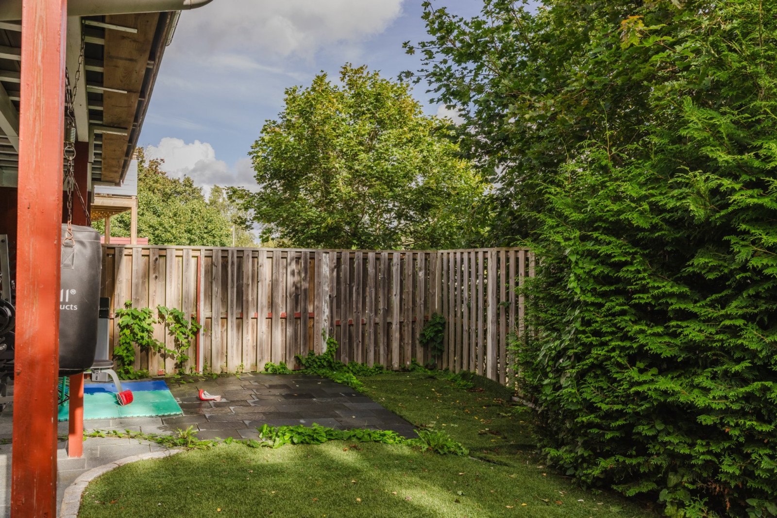 Uteplats och trädgård på baksida Hökstigen 10