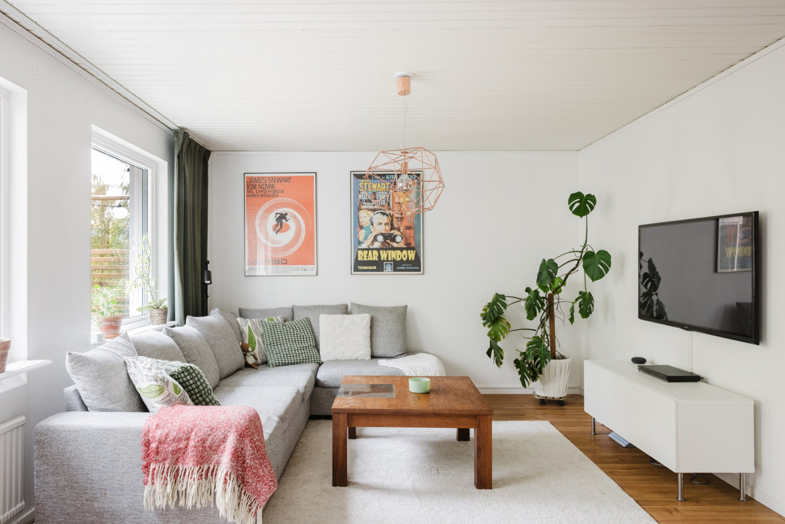 Generöst sovrum med fint ljusinsläpp Fjärilstigen 90