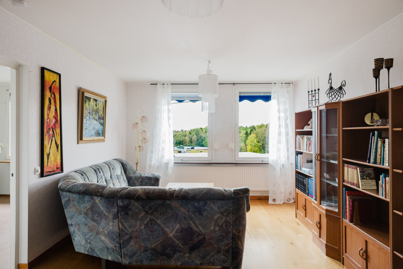 Stort vardagsrum med utsikt över natur och grönska Emanuel Birkes väg 2