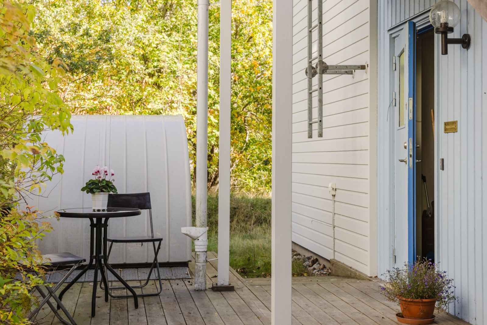 Uteplats framför entrén Engelsbergsvägen 73