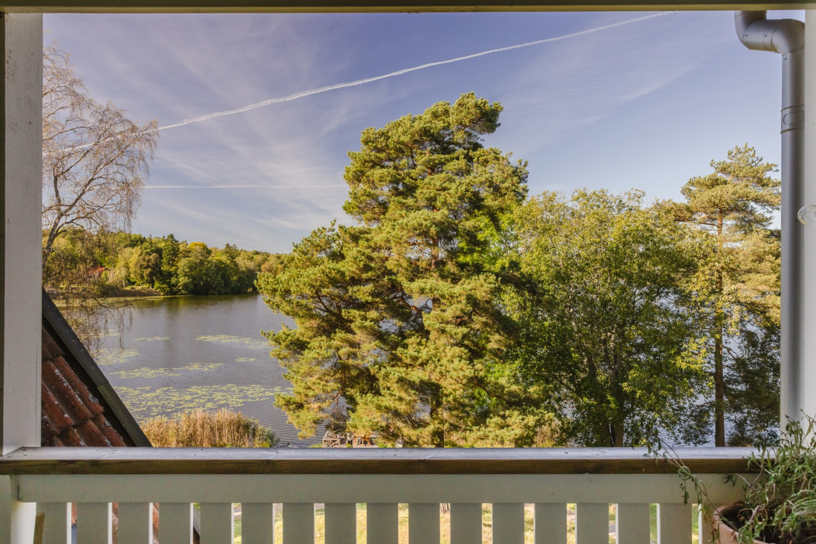 Insynsskyddad balkong med sjöutsikt över sjön Flaten Dånviksvägen 16B