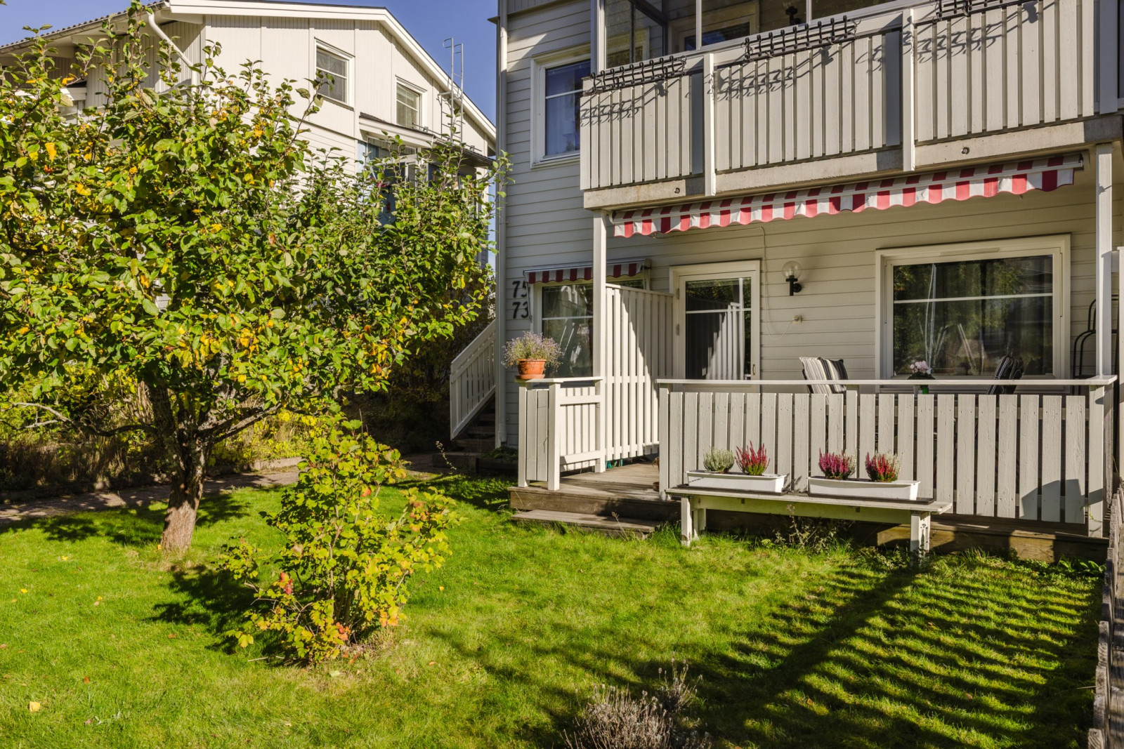 Uteplats med äppelträd och grönska Engelsbergsvägen 73