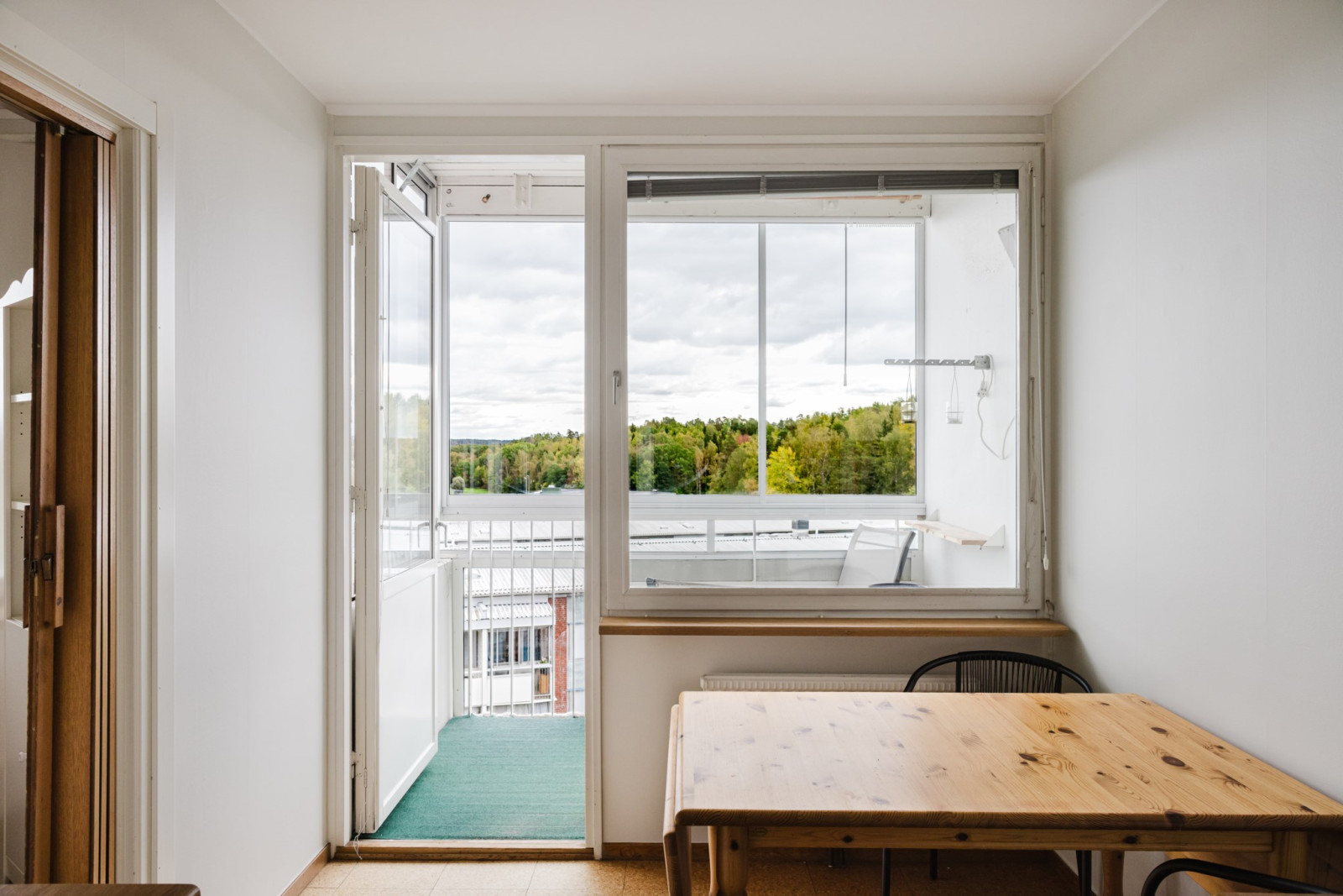 Matplats mot inglasad balkong Emanuel Birkes väg 2