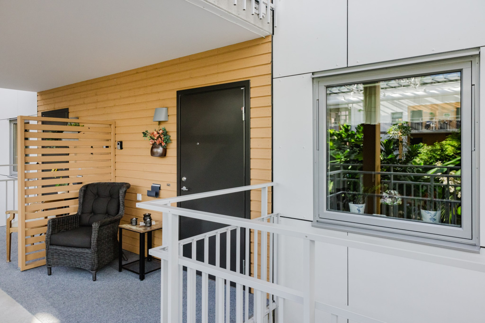 Uteplats vid entrédörr Fårhagestigen 3