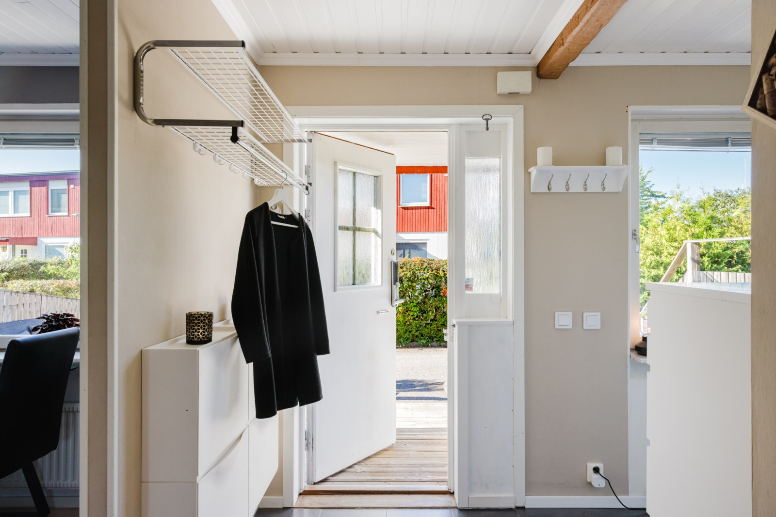 Hall med uteplats på framsidan Fjärilstigen 35