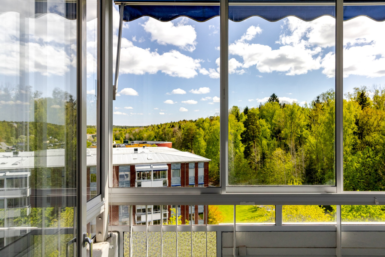 Utsikt från den inglasade balkongen Emanuel Birkes väg 2