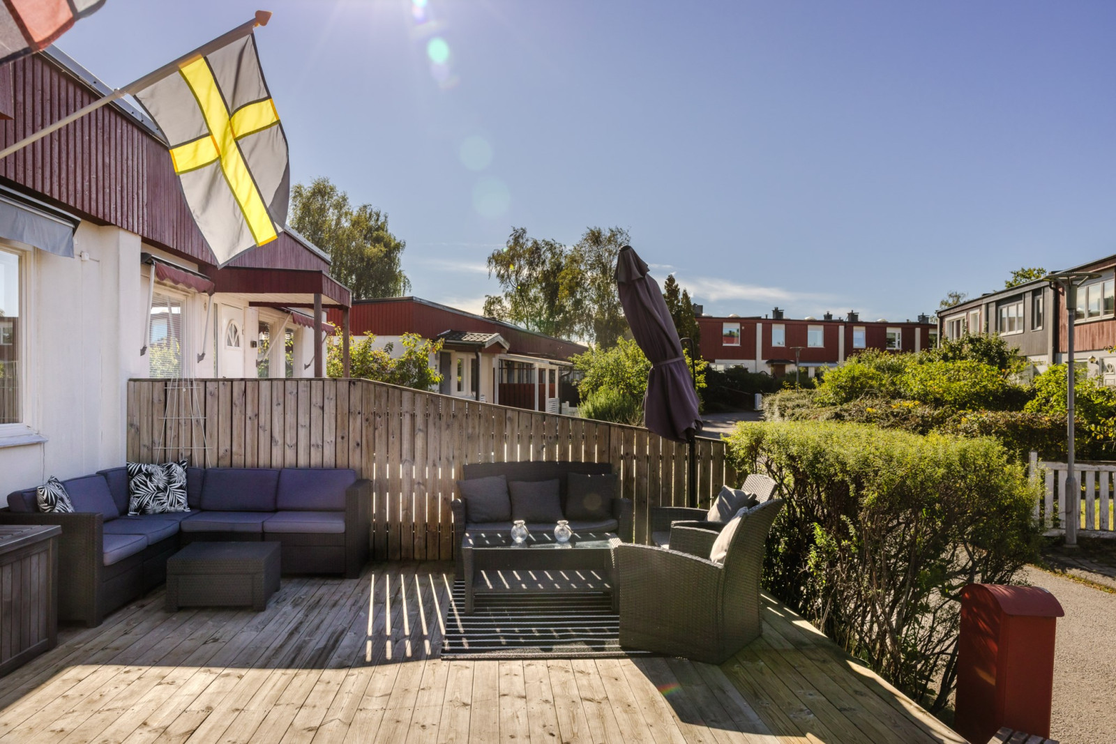 Träbelagd uteplats Fjärilstigen 35