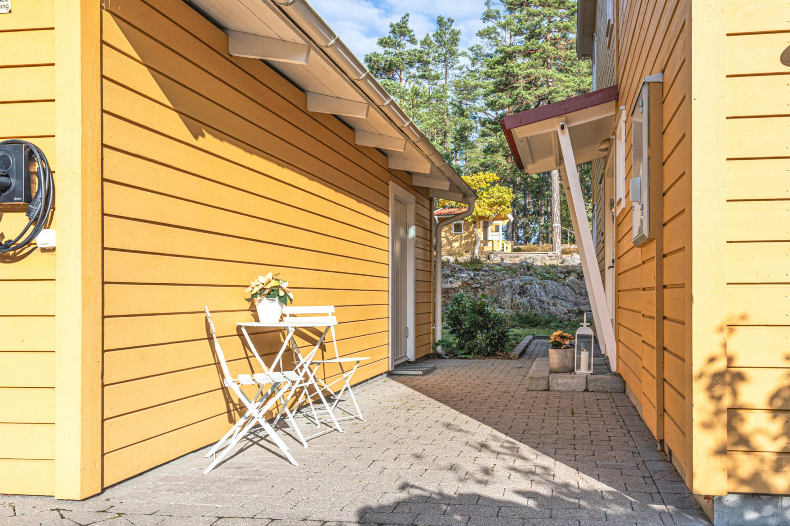 Stenbelagd uppfart med garage Lustigknoppsvägen 27