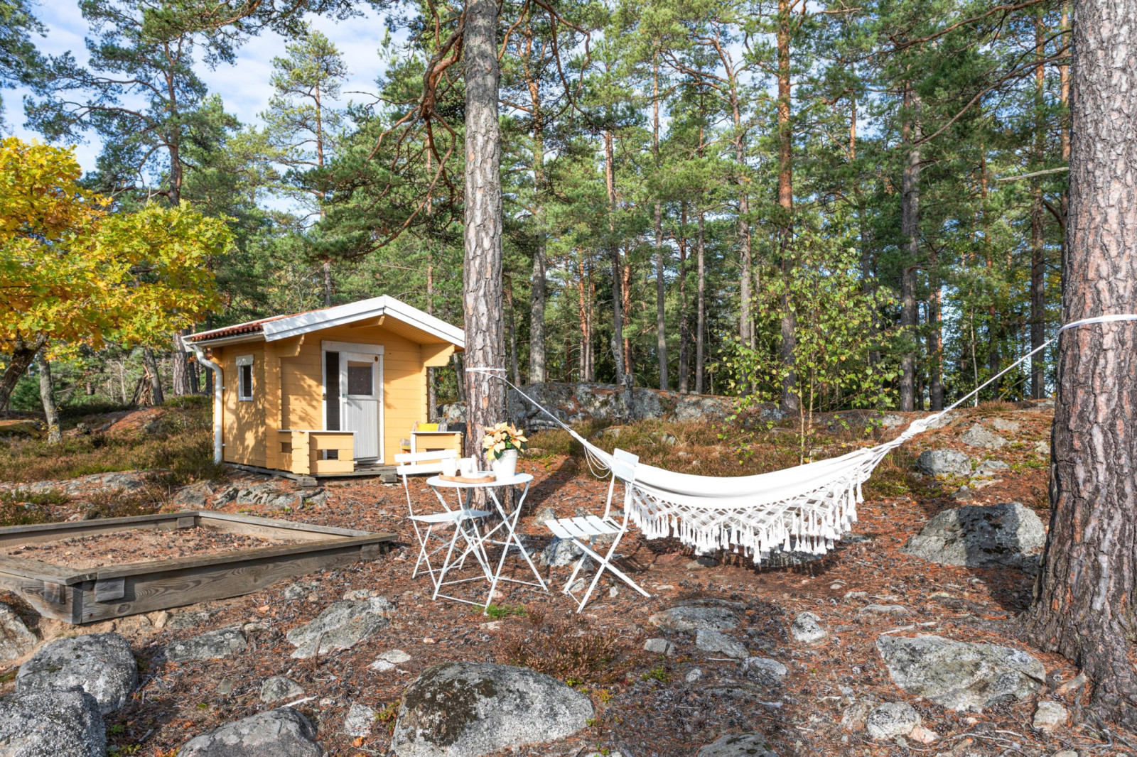 Delvis naturtomt med lekstuga och sandlåda Lustigknoppsvägen 27