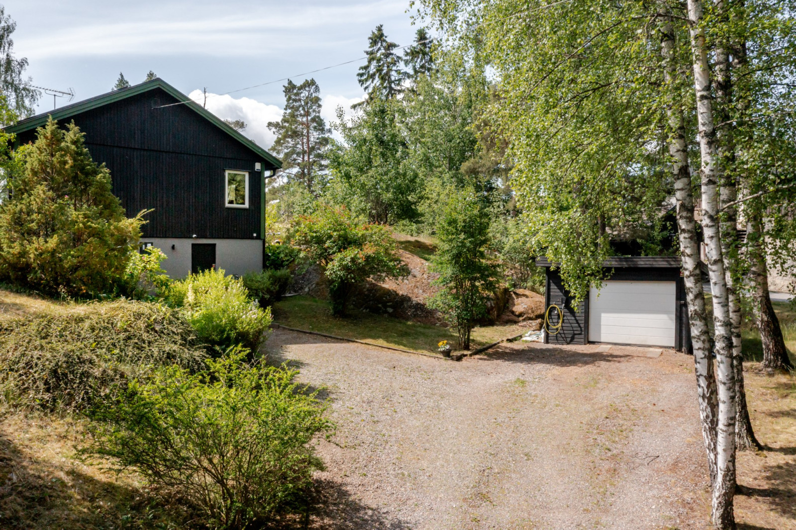 Stor uppfart med garage och plats för många bilar Täppvägen 13