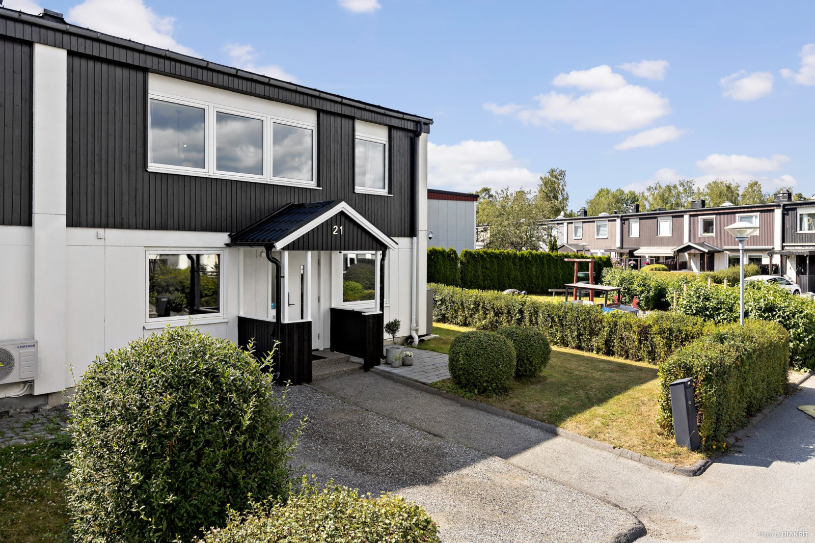 Framsida med entrén Kantarellstigen 21