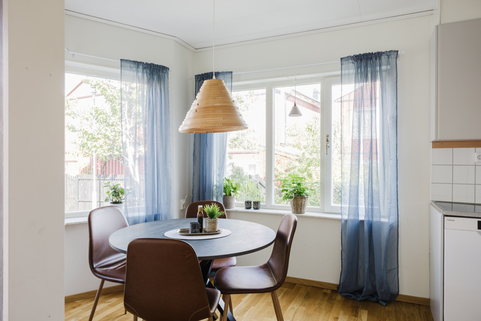 Matplats intill burspråket Högbackavägen 9