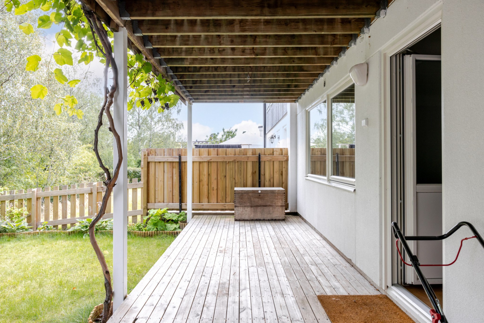 Baksida med träbelagd altan Fjärilstigen 90