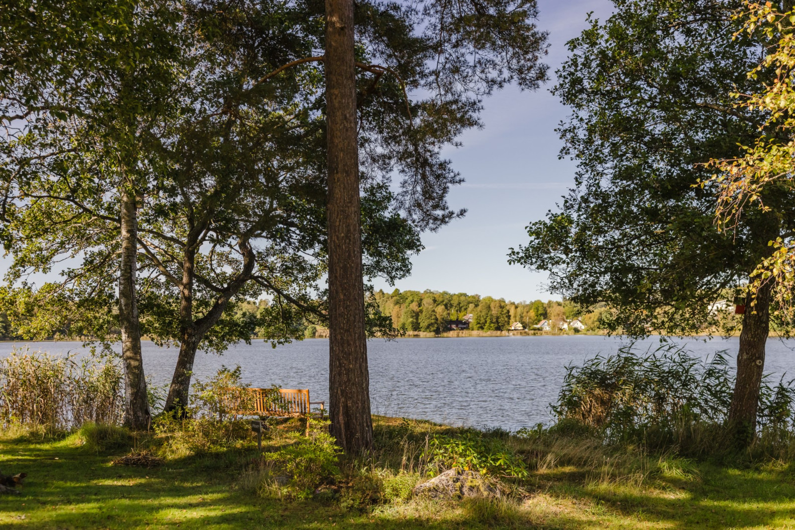 Föreningens trädgård med flera små sittgrupper Dånviksvägen 16B