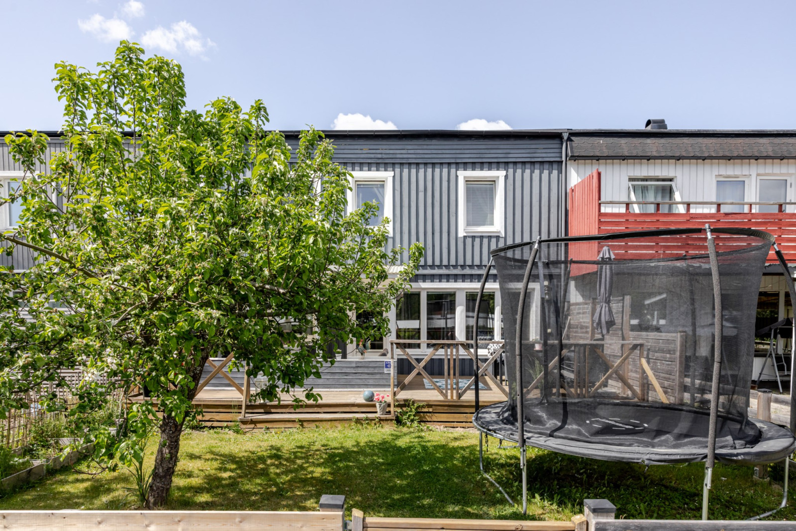 Lummig baksida med plan trädgårdstomt Orrstigen 82