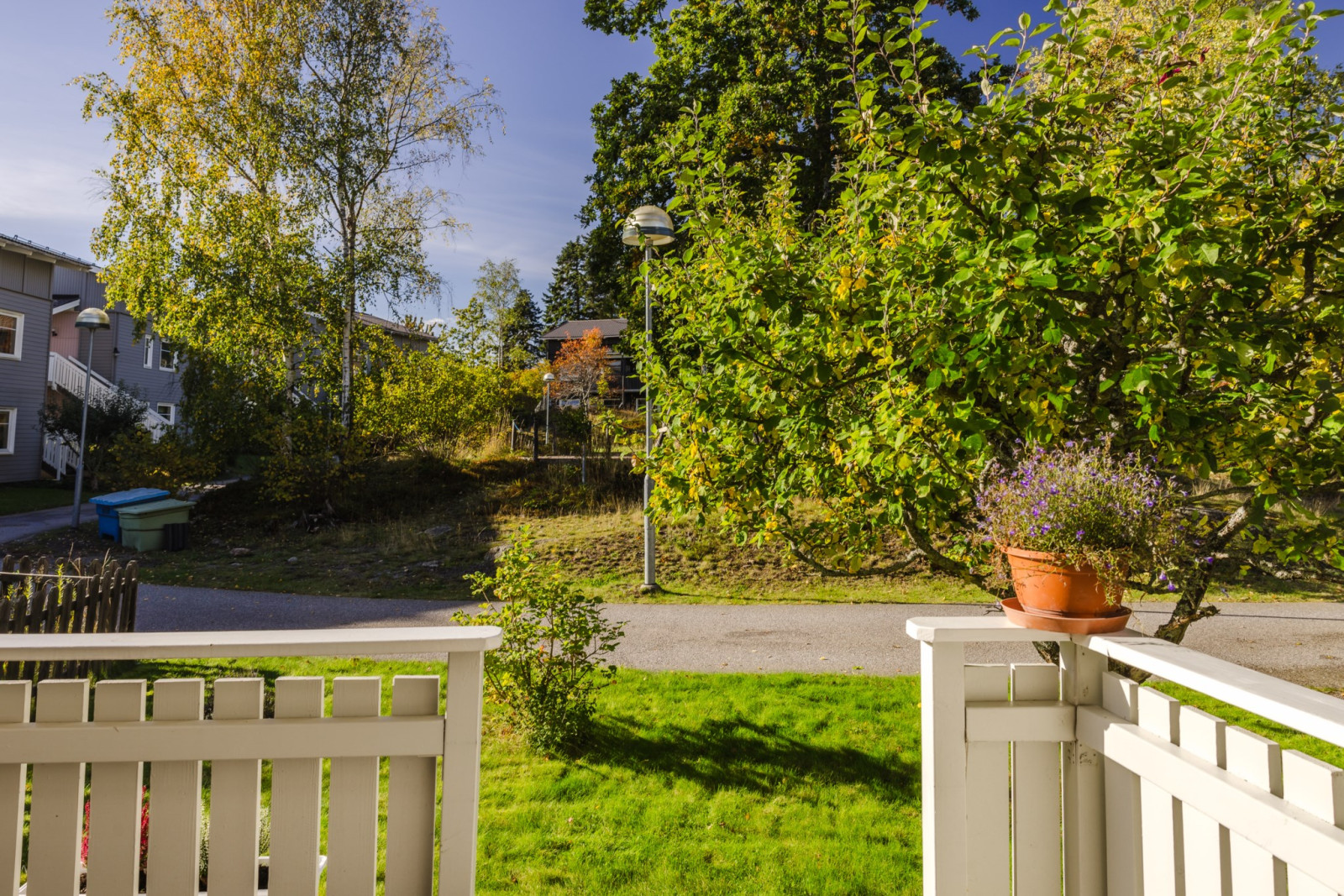 Uteplats mot gräsmatta och föreningens gemensamma innergård Engelsbergsvägen 73