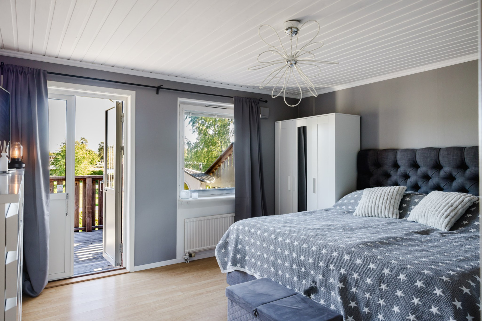 Master bedroom med utgång till balkong Fjärilstigen 35