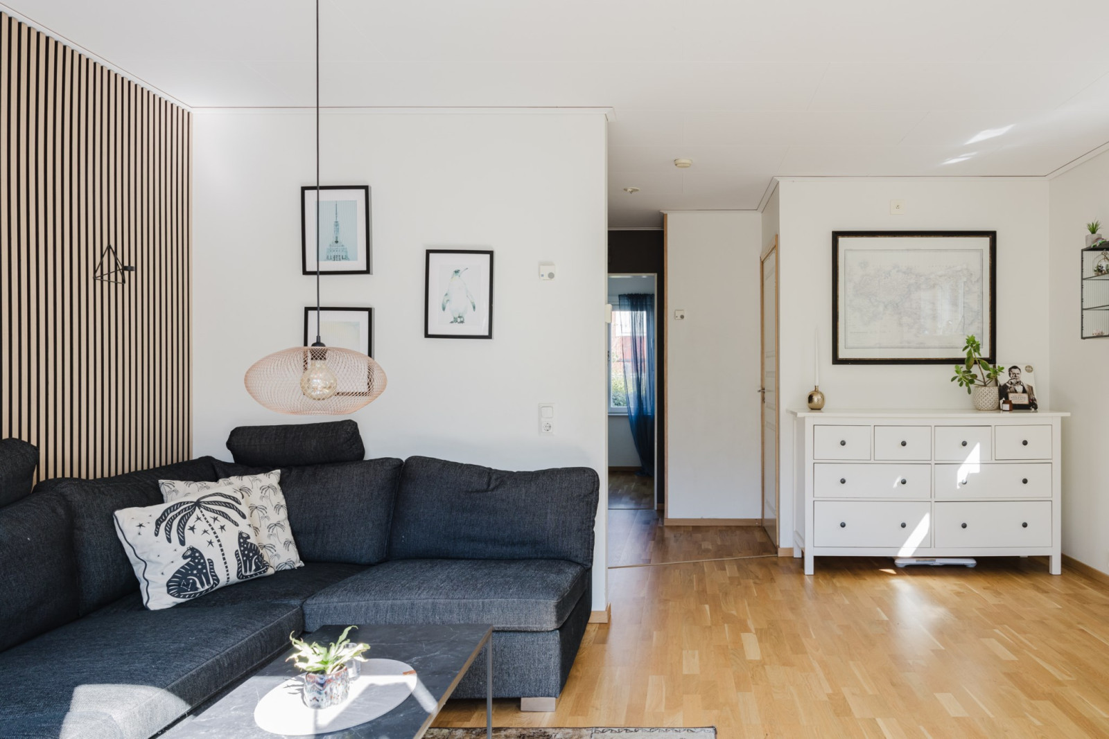 Vardagsrum mot hall och kök Högbackavägen 9