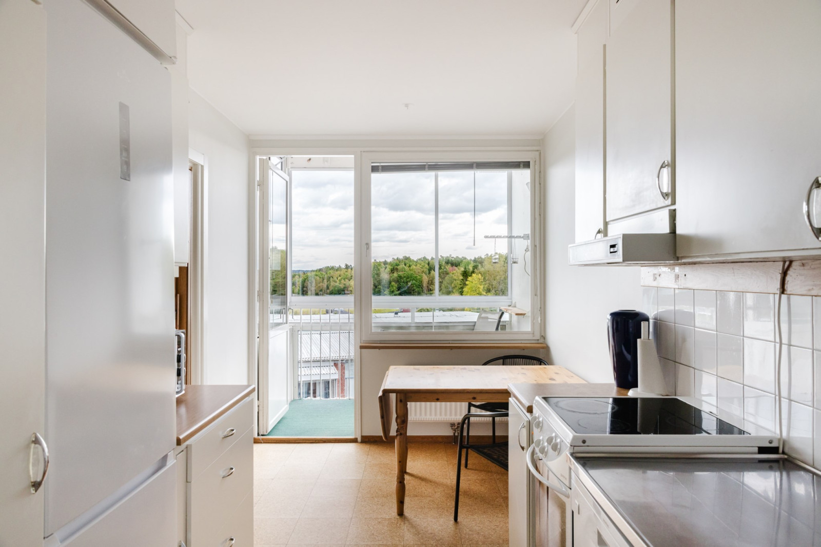 Kök med matplats och utgång till balkong Emanuel Birkes väg 2