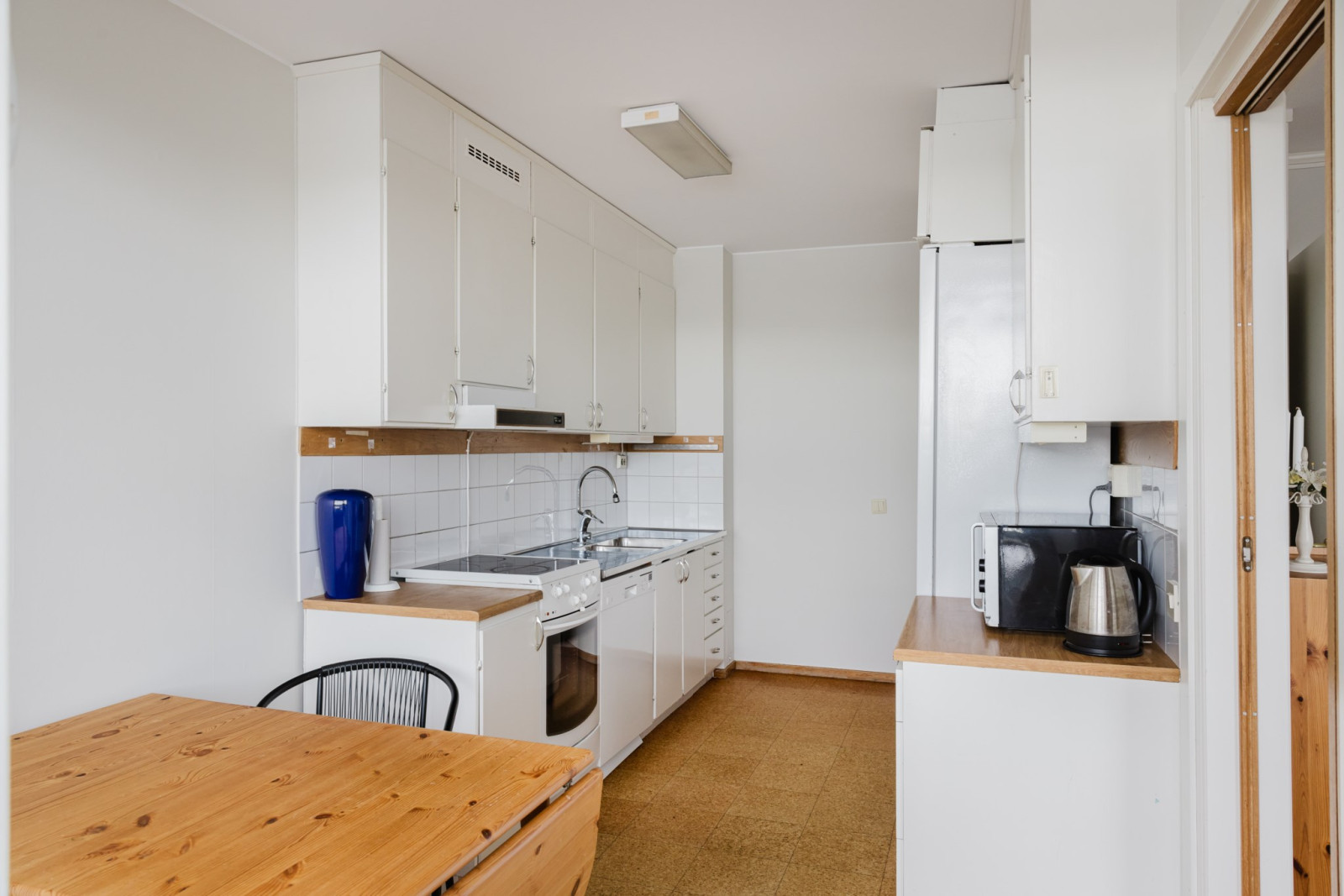 Kök med gott om arbetsytor och förvaring Emanuel Birkes väg 2