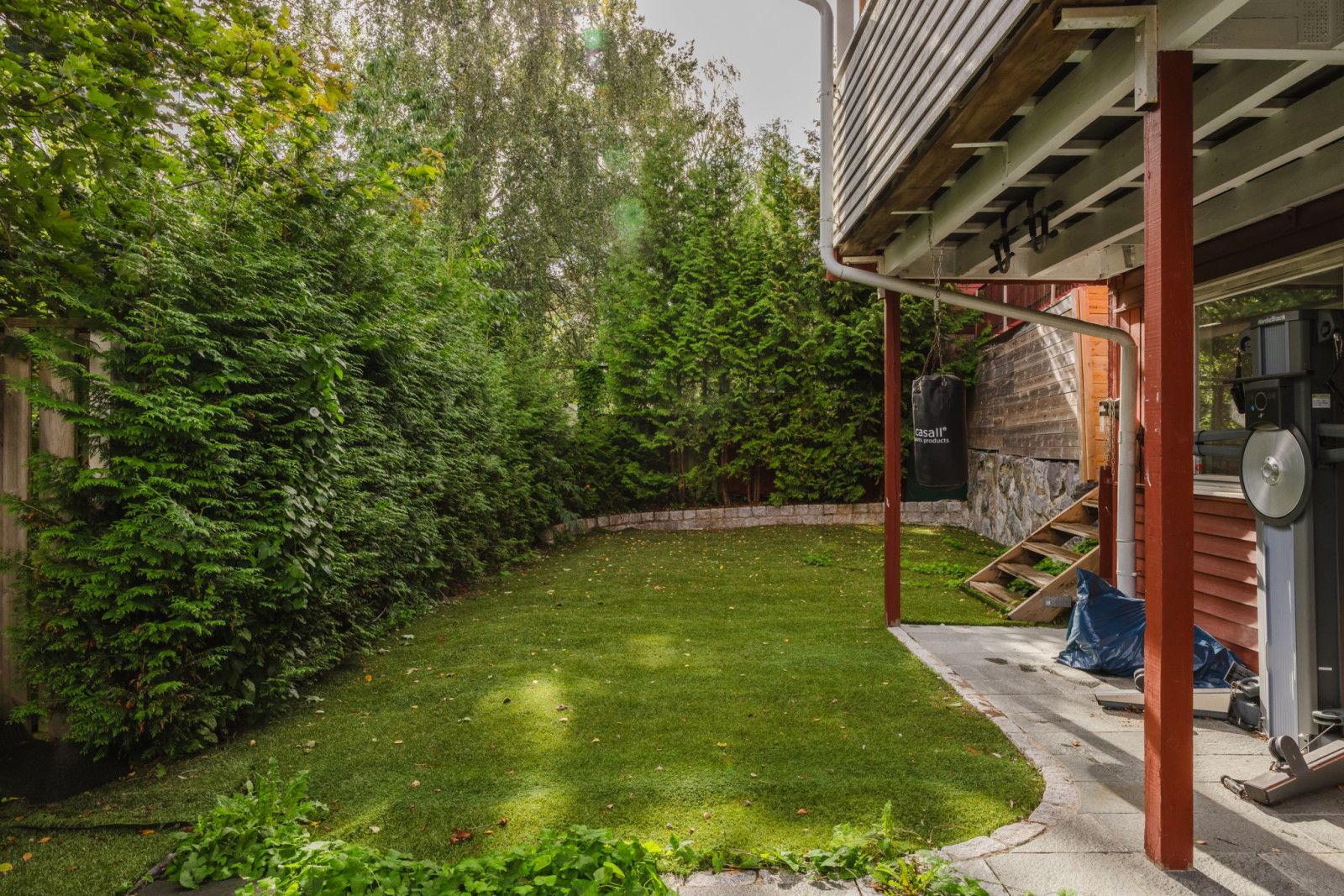 Uteplats och trädgård på baksida Hökstigen 10