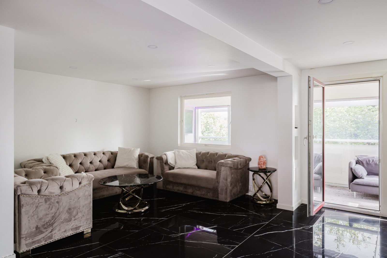 Vardagsrum med utgång till inglasad balkong Hökstigen 10