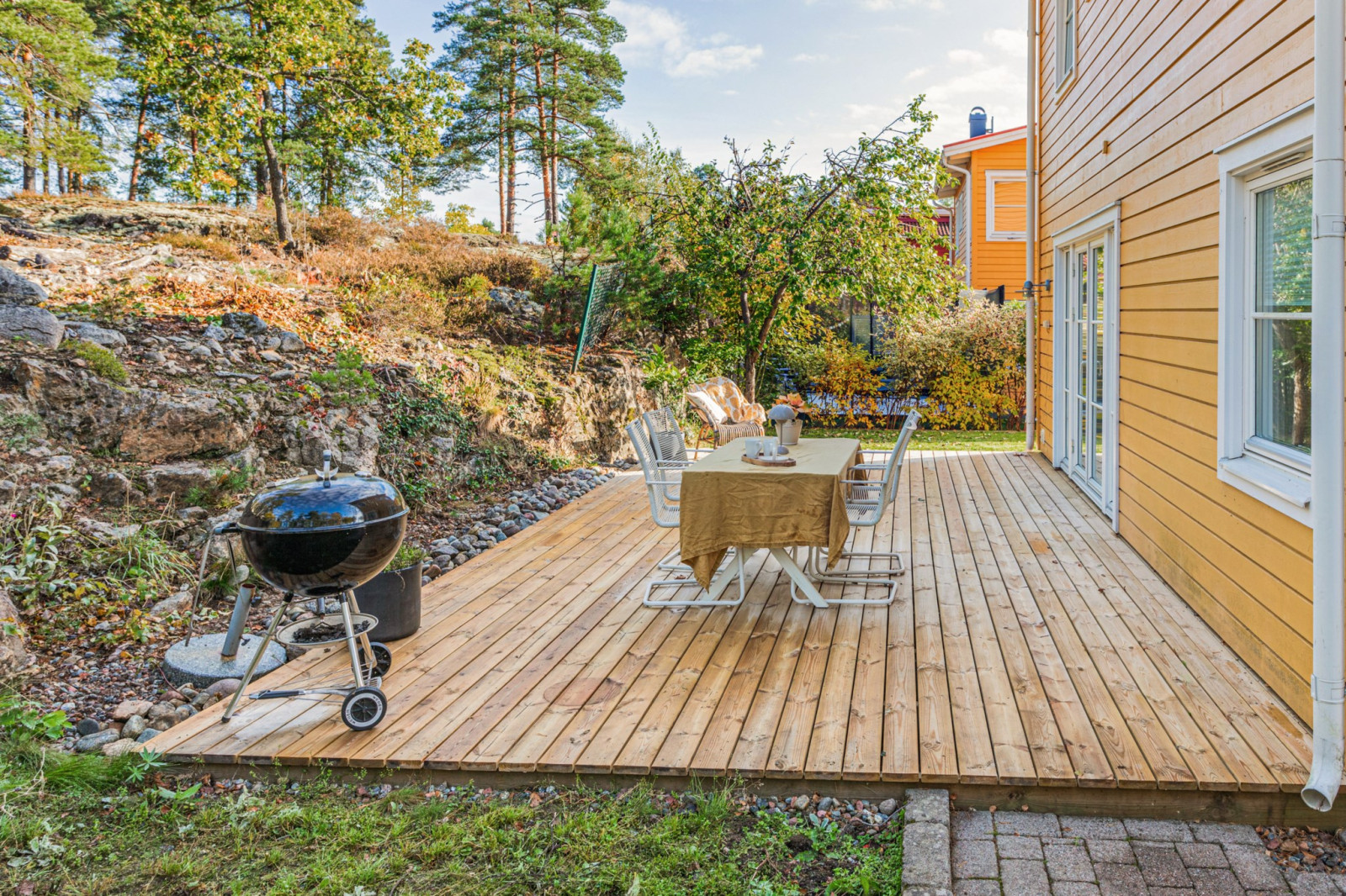 Stor träbelagd uteplats Lustigknoppsvägen 27