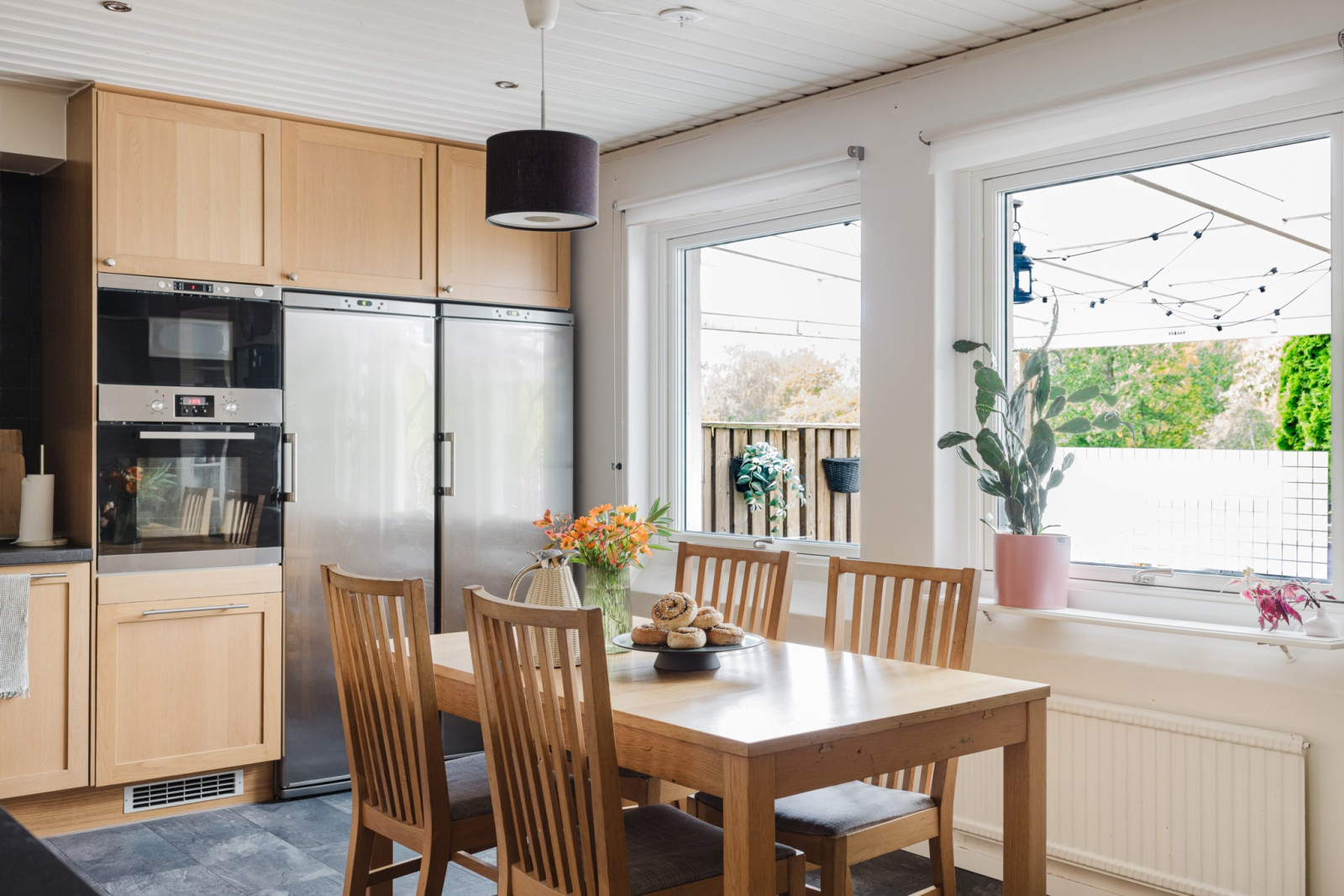 Kök som vetter mot husets framsida Fjärilstigen 90