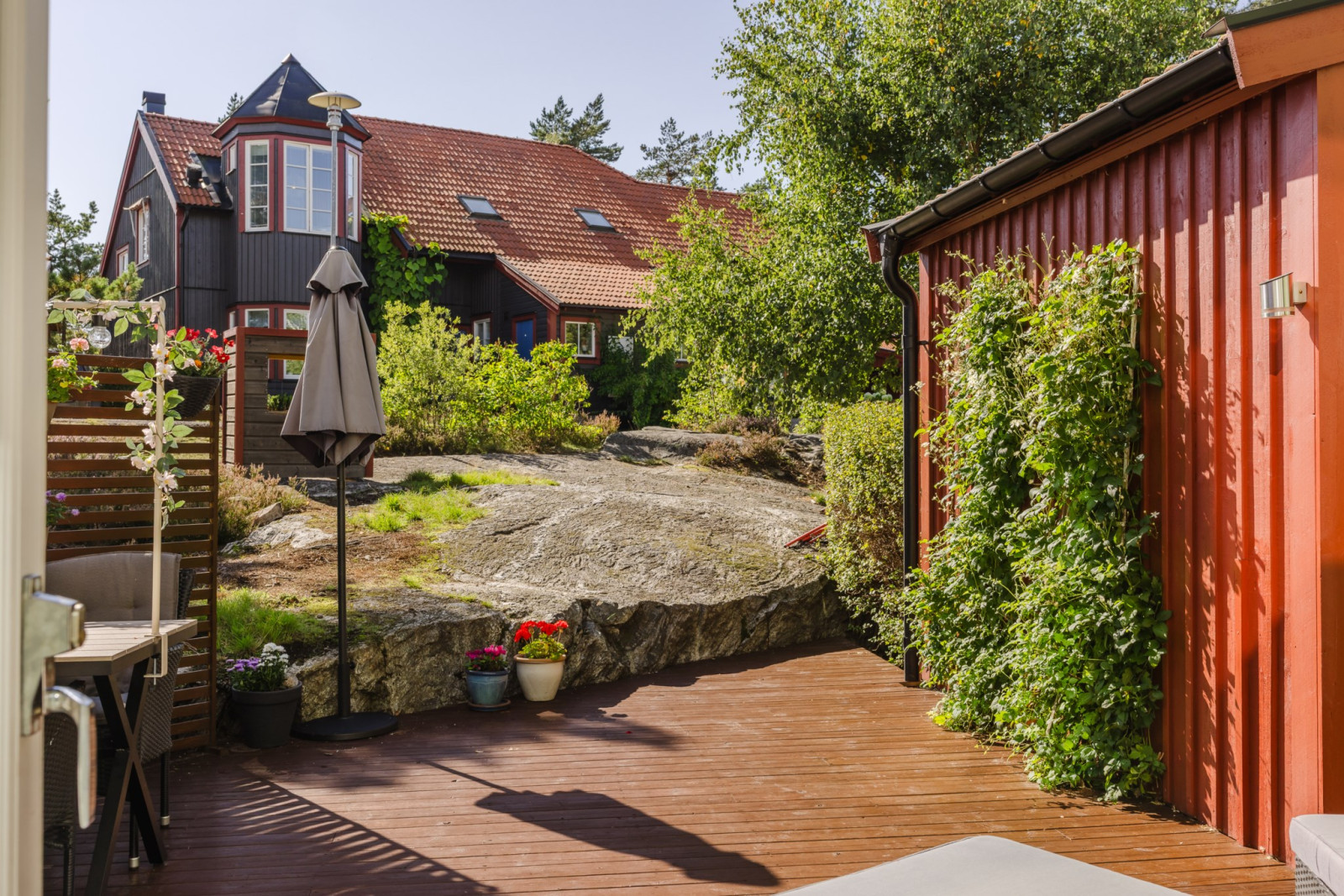 Uteplats i söderläge Högbackavägen 9