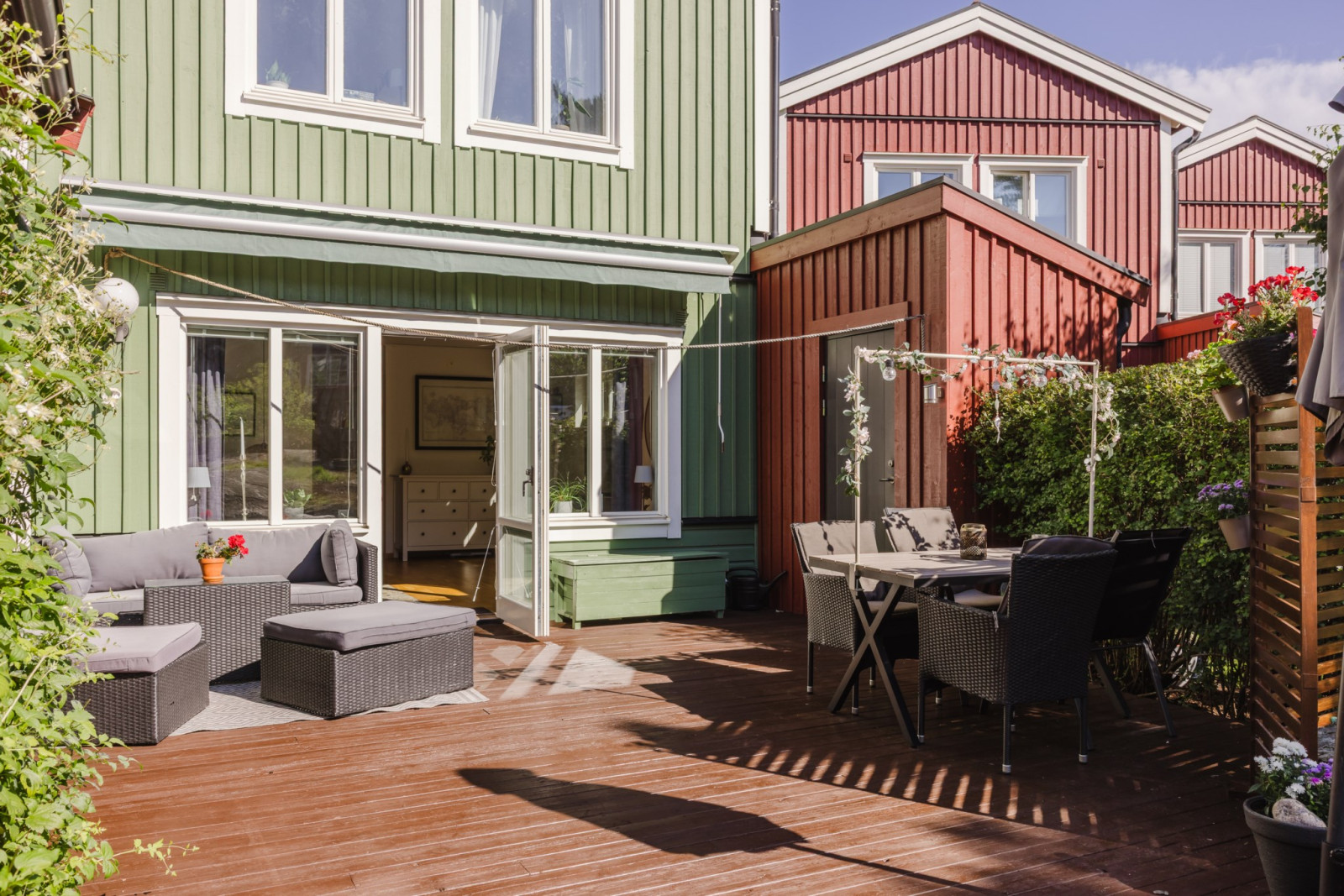 Träbelagd uteplats Högbackavägen 9